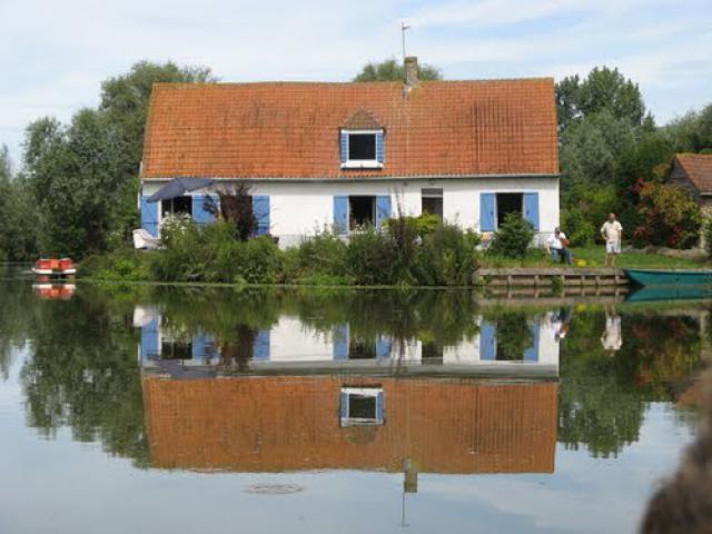 Maison sur les rives du canal marais de St Omer