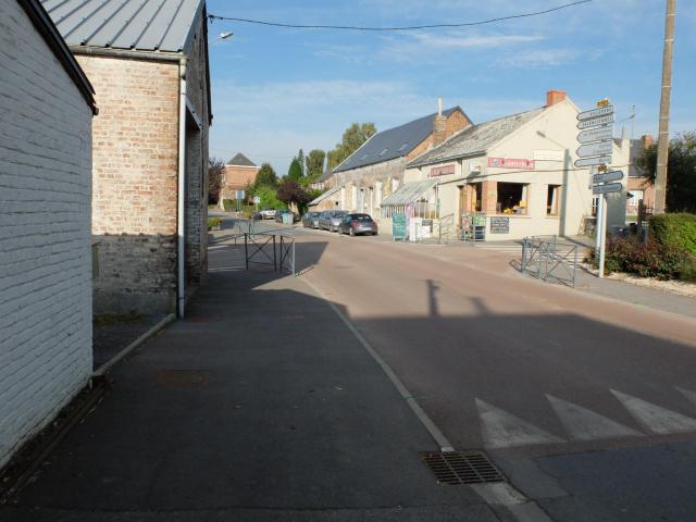 Vue de la rue Berlandois dans le hameau d'Herbignies qui fait partie de la commune de Villereau, dans le département du Nord.