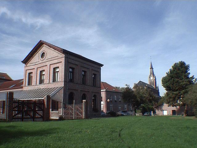 L'ancien bâtiment voyageurs de la gare frontière de Godewaersvelde, fermé en 1970 et devenu une école.