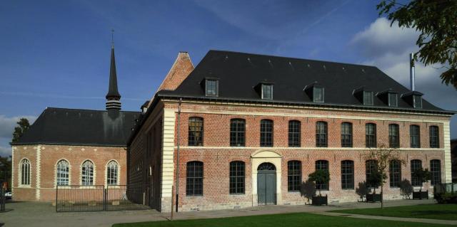 Le cloître et la chapelle de l'hospice d'Havré à Tourcoing (Nord). Fondé en 1260, la gestion de l'hospice est confiée aux Sœurs Grises de…