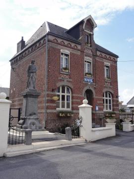 Montay (Nord, Fr) mairie et monument aux morts