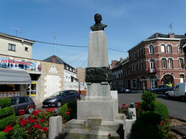 Monument à Eugène Fiévet à Caudry; maire socialiste de Caudry de 1900 à 1910.