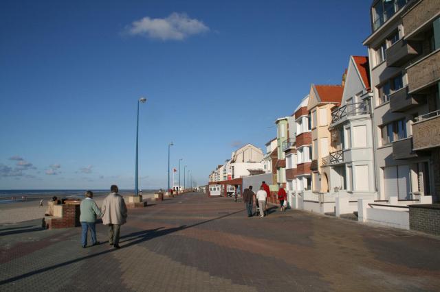 Bray-Dunes (Nord) (France), la promenade sur la digue.