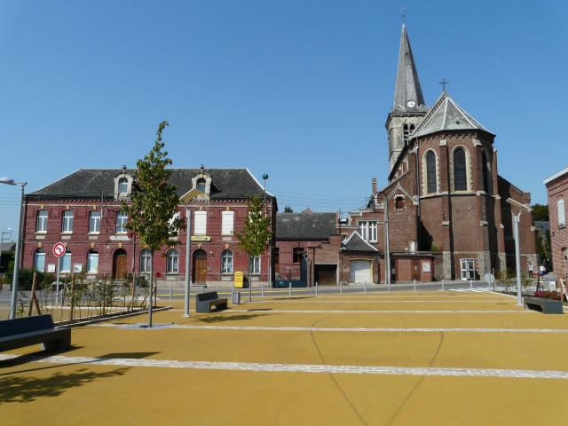La place du village avec l'école, la poste et l'église