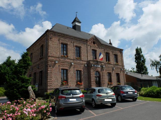 Vue de la mairie d'Estrées, dans le Nord.