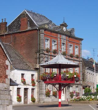 AU PREMIER PLAN LE KIOSQUE A MUSICIENS ET AU SECOND PLAN LA MAIRIE