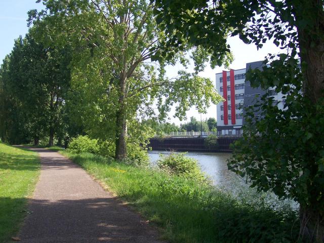 Anzin canal Escaut.JPG