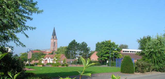 La place de la mairie et de l'église de Lompret. L'école et son restaurant scolaire sont sur la droite de la photo.