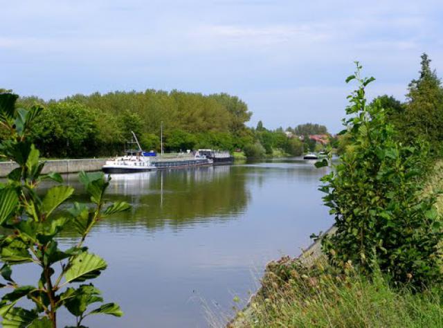 Comines - Vue sur les péniches à quai sur la Lys