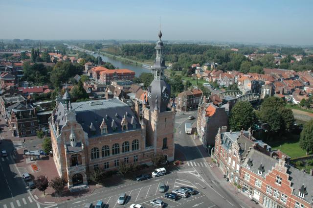 L'hôtel de ville et le beffroi de Comines (Nord, France) vus de l’église Saint-Chrysole ; en arrière-plan, le pont sur la Lys à la…
