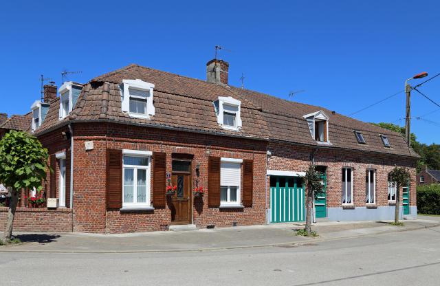 Oxelaëre (département du Nord, France) : maisons près de la place du village