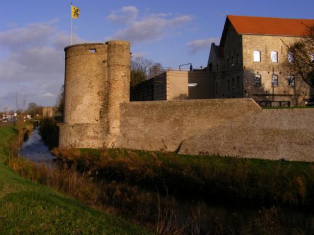 Bergues, canal and wall.