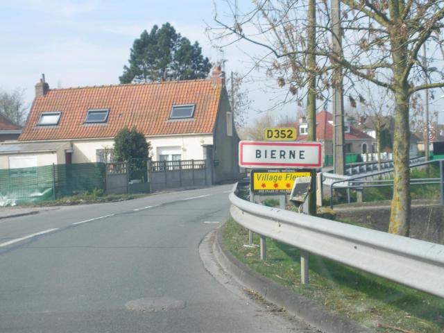Vue d'une entrée de la commune de Bierne.