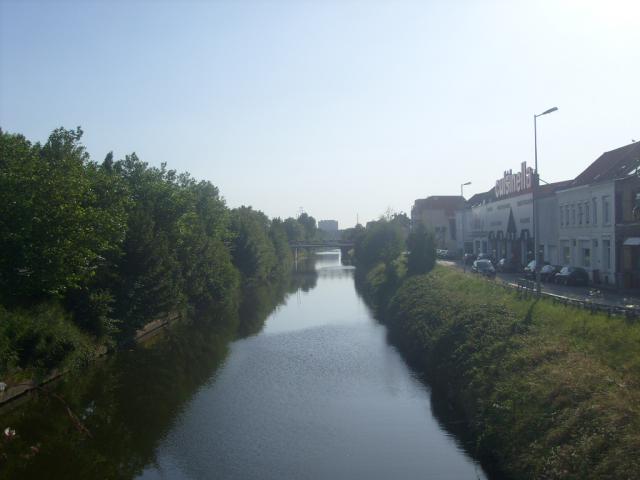 Le canal de Furnes, à gauche Coudekerque-branche, à droite Dunkerque(Rosendaël)