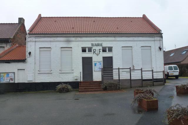 la mairie de Cobrieux Nord).-France