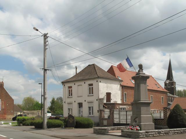 Bruille Saint Amand, monument aux morts et l'église