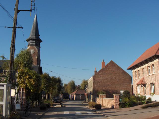 Le Maisnil (France, dept. Nord), centre du village, rue de l'Eglise, vue vers le nord, avec l'église Saint-Pierre à gauche et l'ancienne…