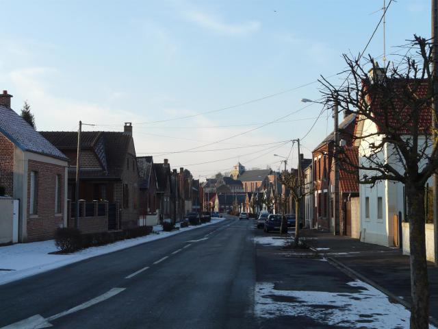 La rue Jean-Jaurès et l'église à Bertry