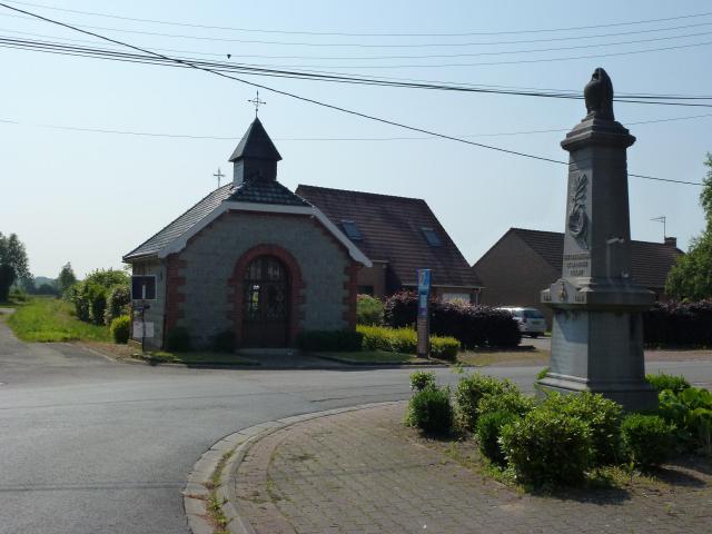 Tilloy-lez-Marchiennes (Nord, Fr) chapelle du village avec monument aux morts