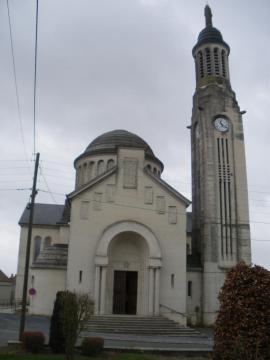 Vue de l'église Notre-Dame d'Hermies, dont les architectes sont Etienne Crevel (mort en 1969) et Paul Decaux (mort en 1968).