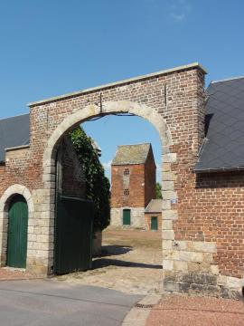 Vertain (Nord, Fr) porche et tour pigeonnier