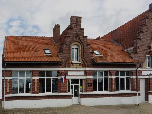 L' école des filles Merris, exemple d'architecture flamande Nord.- (Nord-Pas-de-Calais).- France.