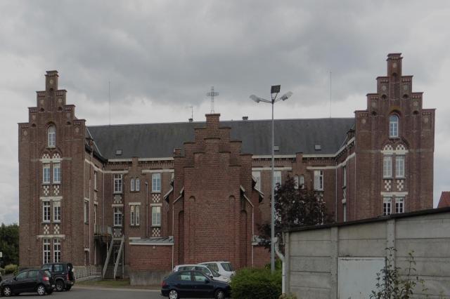L'internat familial de Merris,: une belle architecture flamande avec sa vaste chapelle. Nord.- (Nord-Pas-de-Calais).- France.