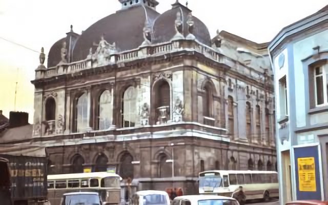 Denain (59) sept 1974. Le Théâtre Municipal. (Diapositive numérisée).