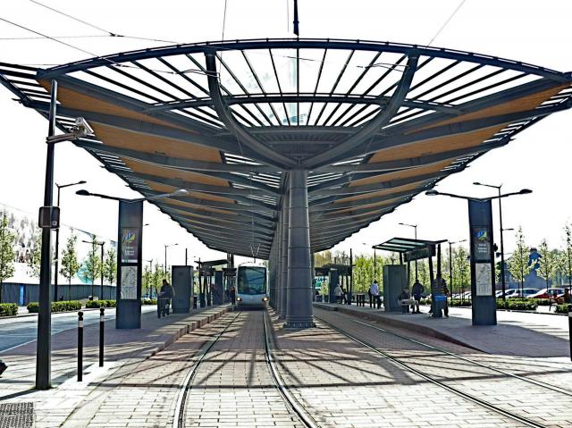 Tramway de Valenciennes : Le terminus de la ligne 1 à Espace Villars à DenainLa station est entourrée d'une voie routière, permettant le…