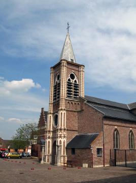 Guesnain (Nord, France) - L'église. En brique et pierre, l'édifice a son portail encadré par 2 fûts de colonnes surmontés d'un chapiteau…