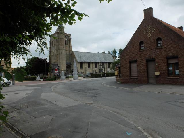 Vue de la rue de l'église et de l'église de l'Assomption-de-Notre-Dame de Lederzeele.