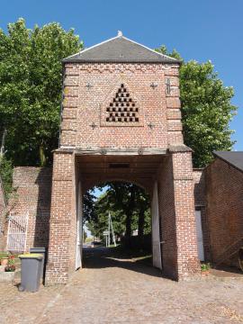 Capelle (Nord, Fr) Porche-pigeonnier