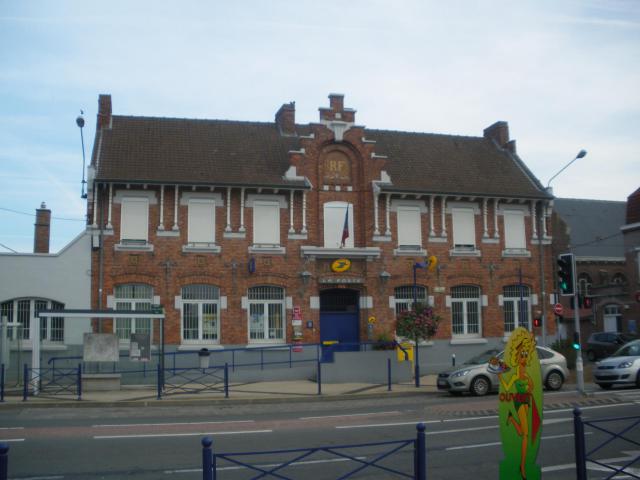 Ancienne mairie de La Chapelle-d'Armentières, devenue la Poste.