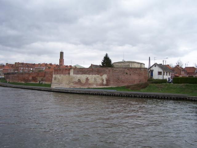 Vestiges d'un bastion sur l'Escaut, à Bouchain