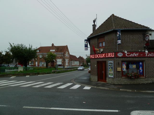 la Mairie et l'estaminet Le Doulieu Nord.- France.