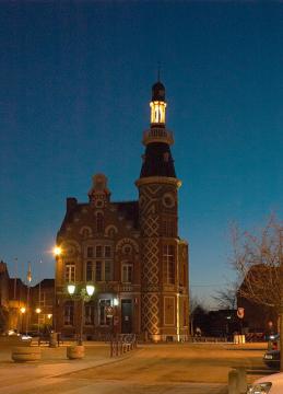 Hotel de ville, construit en 1868 et hébergeant l'Office du Tourisme du Val de Deûle.