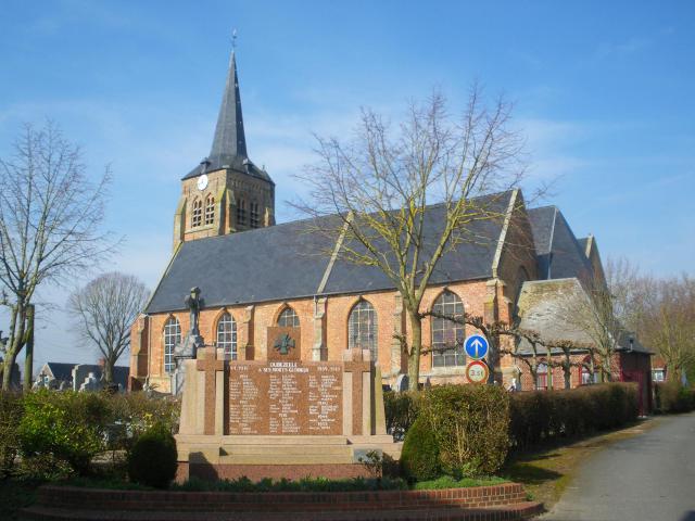 Vue du monument aux morts et de l'église Saint Jean-Baptiste d'Oudezeele.