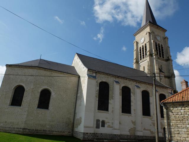 Vue de l'église Saint-Aubert d'Avesnes-le-Sec.