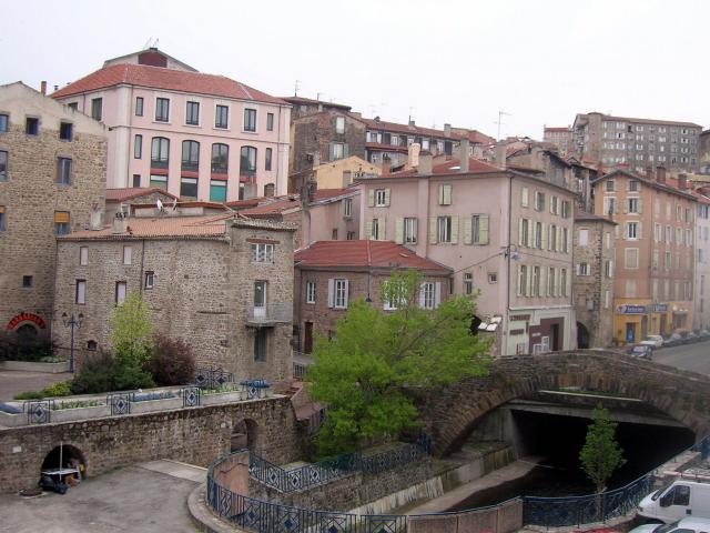 A gauche, une partie de la place de la mure. A droite le pont Valgelas traverse la rivière Deume couverte pour des besoins d'urbanisme et aussi car l'eau rejetée par les usines de papiers la rendait de piètre qualité, prix a payer jadis pour le développement économique de la ville. Un peu au dessus du milieu du pont, on distingue à peine les voutes soubises. Derrière l'arbre au centre la rue Valgelas monte place de la liberté. En haut à droite, le couvent Sainte Marie, aujourd'hui rénové en habitation.