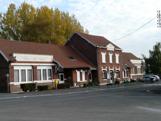 La mairie et les anciennes écoles de filles et de garçons à Banteux (Nord, France)