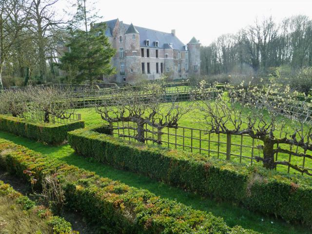 Les dépendances et le château d' Esquelbecq Nord.- France.