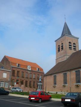 Vue du centre-ville de la commune de Camphin-en-Pévèle : mairie, monument aux morts et église Saint-Amand.