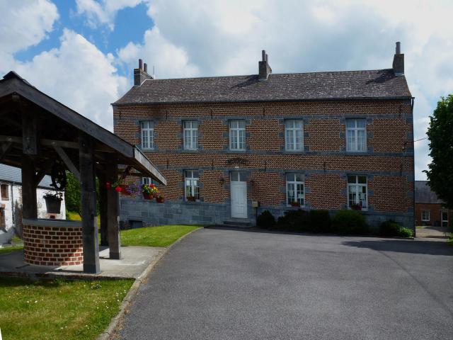 La Mairie et le Puits fleuri sur la place Damousies Nord.- France.
