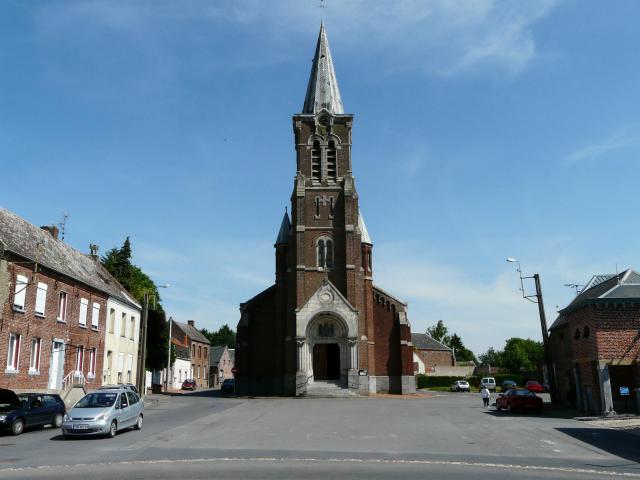 Place de l'église à Béthencourt (Nord, France)