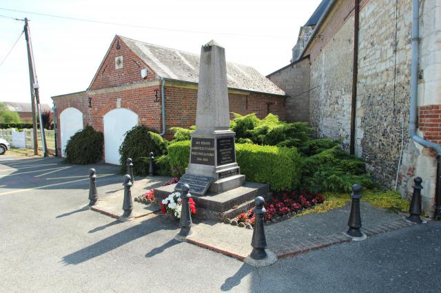 Monument aux morts de Abbeville-Saint-Lucien en France.