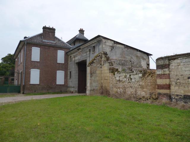 Ferme de Troussures, située sur la commune de Sainte-Eusoye (Oise, Picardie). Inscrite au MH 1989.