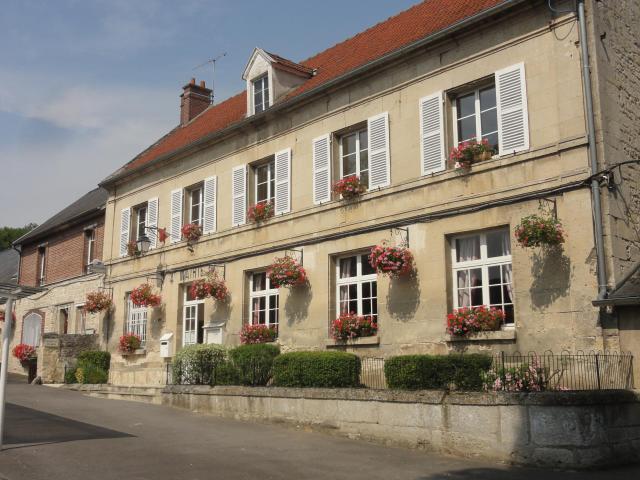 Mairie, rue de la Poste.