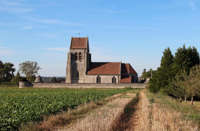 L'église Notre-Dame et son cimetière fortifié (XVIe siècle) à Croutoy (OIse), France.