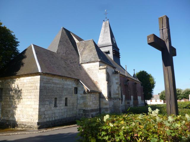Calvaire et église Saint-Brice de Sains-Moranvillers (Oise).