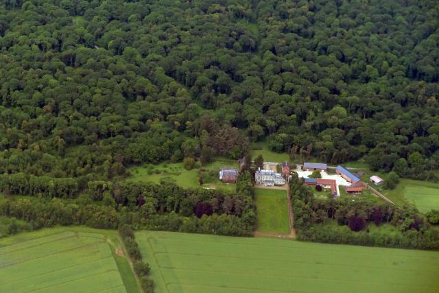Vue aérienne du château de la Borde, Sains-Morainvillers (Oise), France.